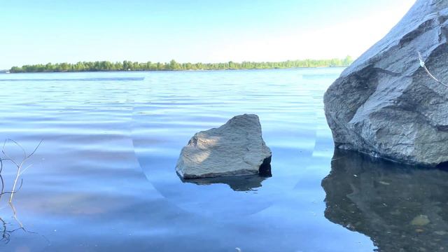 Экранная заставка. Река. Камень. Природа. Волна. смотреть онлайн