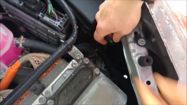 Byta framlampa på Toyota Prius+ plus 2010-2015 смотреть онлайн