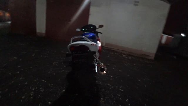 запуск на холодную Honda Cbr 600 f4 Akrapovic смотреть онлайн