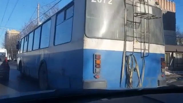 Уставший троллейбус создал гигантскую пробку в центре Брянска смотреть онлайн
