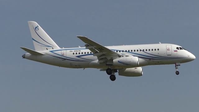 Аэропорт Внуково. Сухой SuperJet 100-95LR, бортовой №: RA-89018, а/к "Газпромавиа".