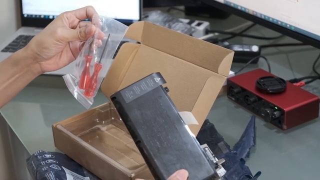 Macbook Pro 13 inch Unibody Battery Replacement смотреть онлайн