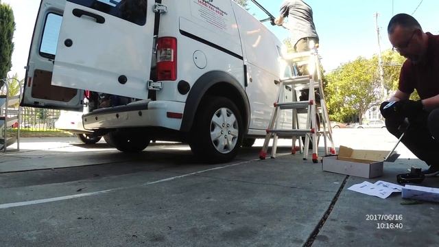 Мужской тюнинг Ford Transit Connect 2013 - держатель лестниц на крышу и полка для хладагентов смотреть онлайн