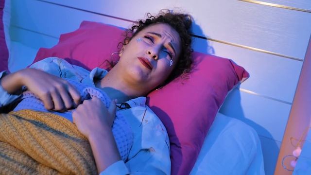 RICH VS BROKE || BILLIONAIRE ADOPTED ME FOR 24 HOURS! How to be popular without money смотреть онлайн