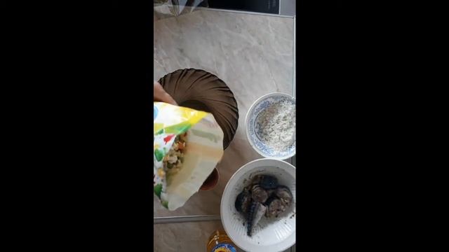 Скумбрия запеченная с овощами в рукаве. смотреть онлайн