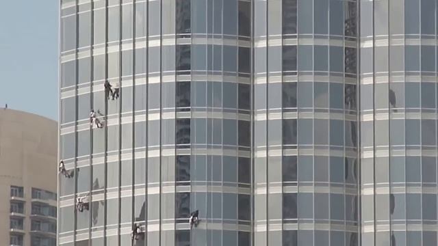 Как моют окна небоскреба "Бурдж Халифа" смотреть онлайн