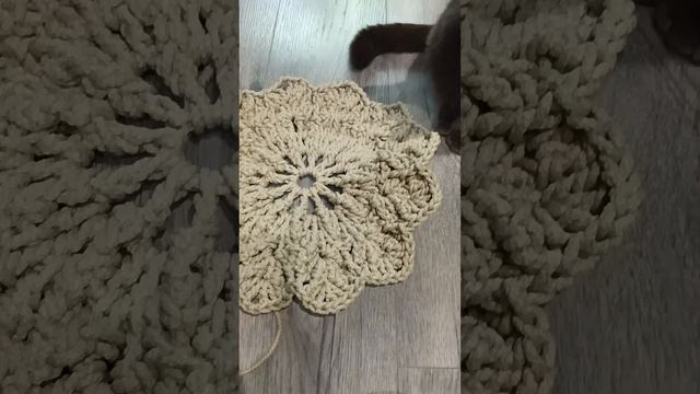 Начала вязать ковер Экстравагантный