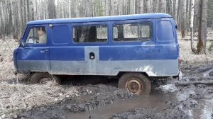 УАЗ буксует в болоте