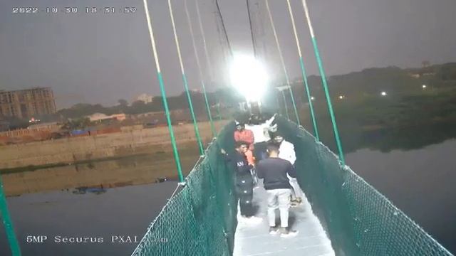 ارتفع عدد قتلى انهيار جسر معلق في ولاية 