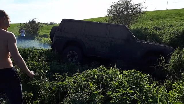Nissan patrol y60 и УАЗик смотреть онлайн