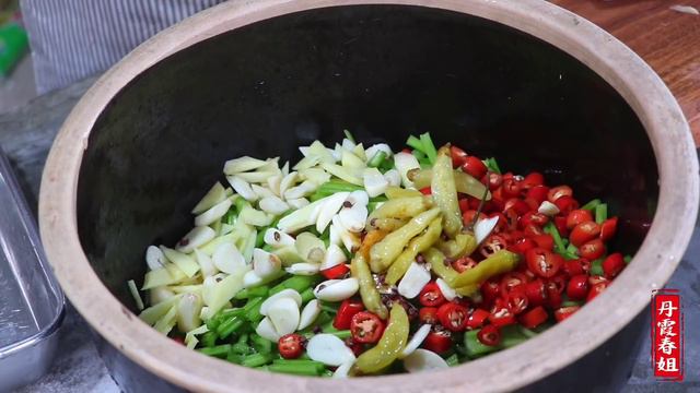 【丹霞春姐】春姐教你做泡芹菜，酸辣开胃嘎嘣脆，就着一顿能吃2碗饭