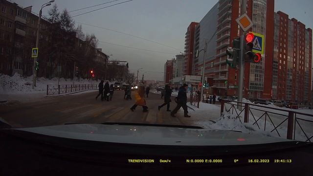 #ПДД. #Чутьбылонебыло. г .Иркутск. На красный по детям на ПП. г/нА716ТА154 смотреть онлайн