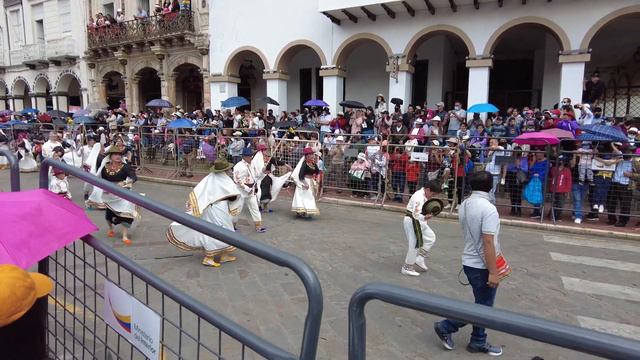 Куэнка, Эквадор. Исторический центр, взобрался на башню собора, рождественский парад. смотреть онлайн