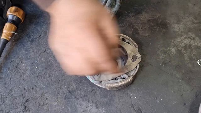 How to disassemble and repair motorcycle drivetrain clutch shoe. Honda pcx 125 смотреть онлайн