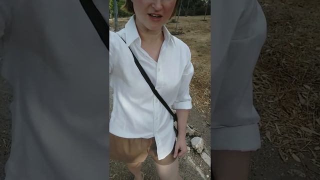 Шорты из экокожи и заправленная рубашка смотреть онлайн