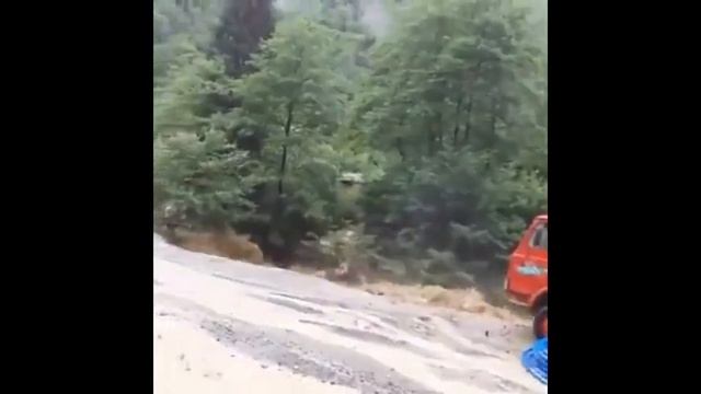 TRABZON' DA KORKU DOLU ANLAR !!! BETON MİKSERİ SELE KAPILDI !!! смотреть онлайн