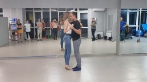 Кизомба урок 5 - волны в корпусе, ча-ча, проходка боком и поддержка за закидыванием ноги. С.Денегин