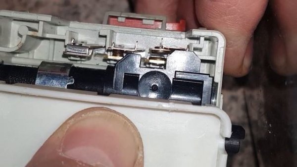 Dodge Caravan 2001-2007 устройство включателя ламп стоп-сигнала .