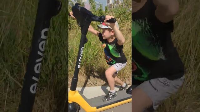 Как делать трюки на электросамокате ?? смотреть онлайн