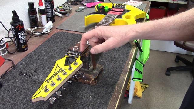 Working on a Ibanez Jem Jr. смотреть онлайн