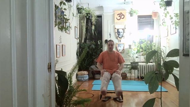 Несложные упражнения сидя, разминка для йоги #йога #разминка #асаны #практика #медитация #духовност смотреть онлайн