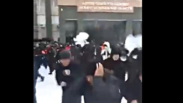 Протестующие штурмуют здание администрации Актобе. смотреть онлайн