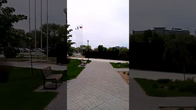 Парк возле Лебединого озера г. Астрахань 07.05.2021 г. смотреть онлайн