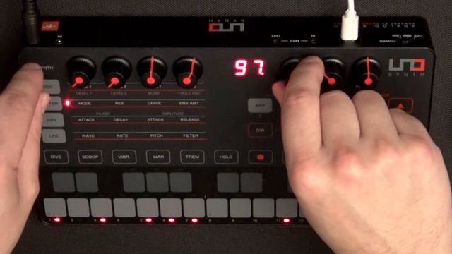 IK Multimedia UNO SYNTH - Jamming with user patterns (sounds only) смотреть онлайн