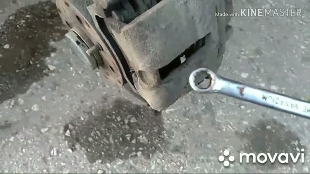 Как быстро снять и поменять передние тормозные колодки на автомобиле лада калина lada kalina смотреть онлайн