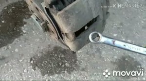 Как быстро снять и поменять передние тормозные колодки на автомобиле лада калина lada kalina