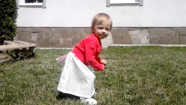 Девочке едва больше года! Очень интересно! смотреть онлайн