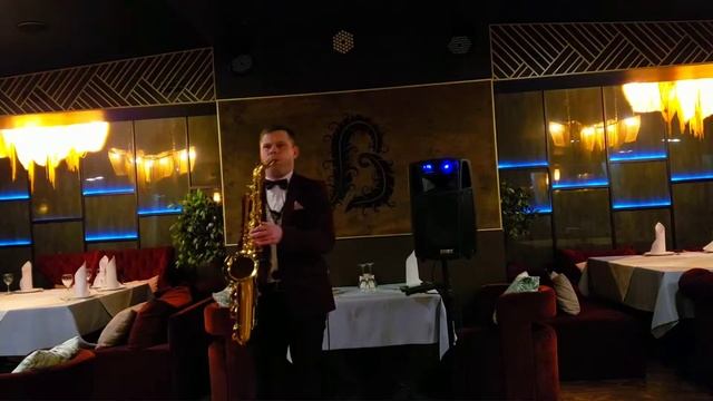 Саксофонист "Будь со мной" в одном из лучших ресторанов. смотреть онлайн