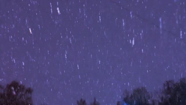 Снег - это чудо! Снежинки, как маленькие звезды, несутся с необыкновенной скоростью, засыпая землю!