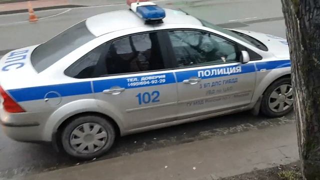 Парковка сотрудников ГИБДД у главного входа в Морозовскую больницу в Москве