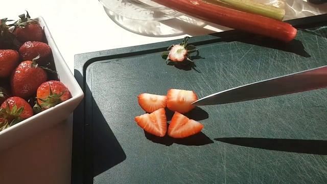 Пирог, тарт с ревенем и клубникой