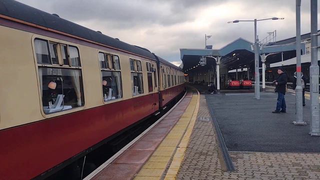 here is 45231 the Sherwood Forster arriving in temple meads from Solihull with 47593 on the rear смотреть онлайн