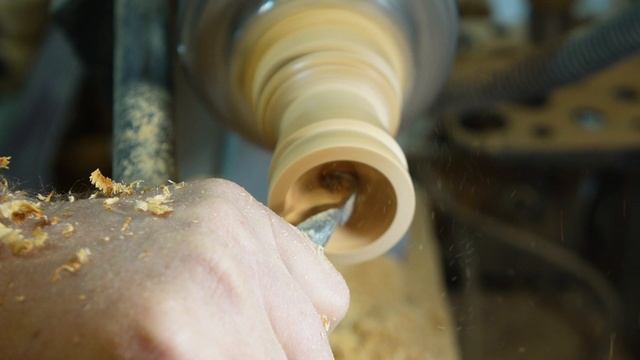 Рюмка из ветки ольхи. Есть интересные приемы точения смотреть онлайн