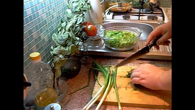 Готовим легкий вкусный салат из листьев салата с яйцами смотреть онлайн