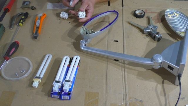 Как заменить люминесцентную лампу в настольном светильнике#how to replace the lamp смотреть онлайн