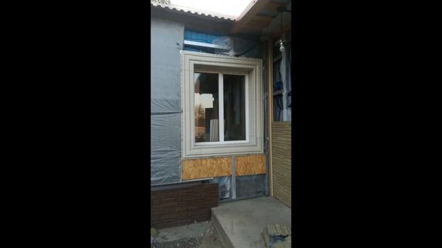 Обшивка загородного дома сайдингом под камень.