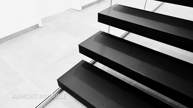 Kragarmtreppe in matt schwarz mit Weißglas/Cantilever staircase with white glass/консольная лестниц смотреть онлайн