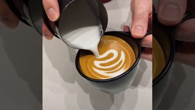 The easiest way to draw slow rosetta on a coffee latte смотреть онлайн