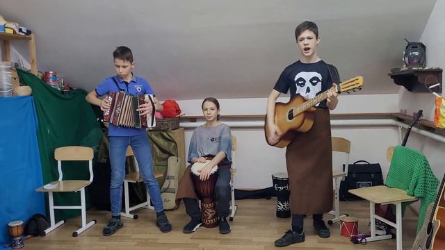 Бальники рулят. Дима-на гармошке, Ваня-на гитаре, Тимур-на барабанах!!! смотреть онлайн