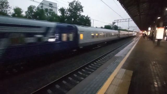 Скорый поезд с пассажирами едет мимо станции МЦК «Балтийская»