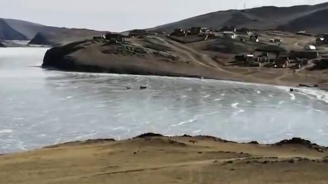 На Байкале машина провалилась под тающий лёд смотреть онлайн