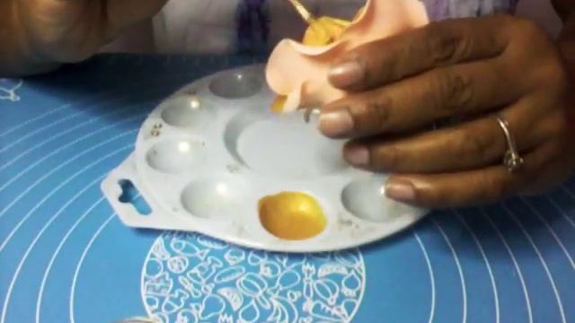 Making beautiful fondant gold rose.(সুন্দর সোনালি গোলাপ বানানো। ) смотреть онлайн