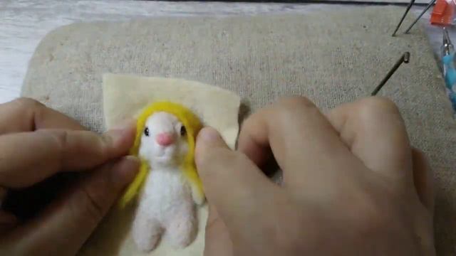 Кролик-брошь из шерсти. Сухое валяние для новичков. смотреть онлайн
