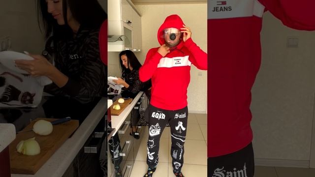 Как легко нарезать лук не заплакав - #Shorts от Корявый VLOG смотреть онлайн