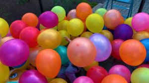 Дети ПРЫГАЮТ на БАТУТЕ с ШАРИКАМИ. Кирилл и Глеб VS 200 надувных шаров. KID JUMPS ON TRAMPOLINE