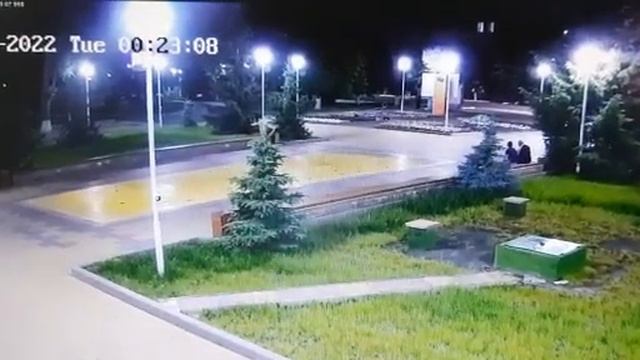 В Балашове лихач на внедорожнике устроил гонку по пешеходной зоне и сломал фонтан смотреть онлайн